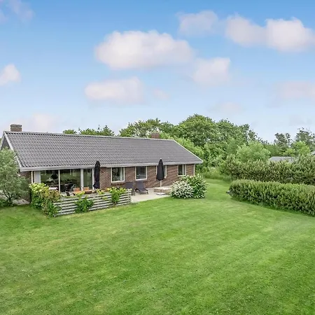 Holiday home Stunning In With Kitchen Blavand
