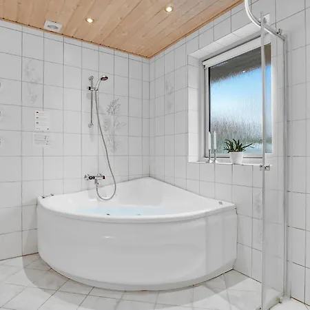 Hébergement de vacances Stunning Home In Blavand With Sauna
