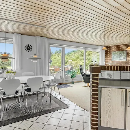 Hébergement de vacances Stunning Home In Blavand With Sauna *