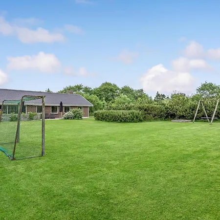 Hébergement de vacances Stunning Home In Blavand With Sauna
