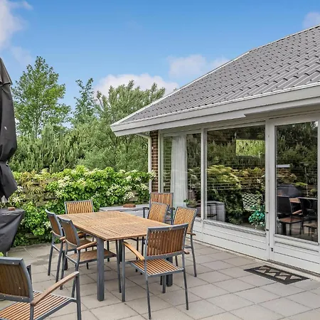 Hébergement de vacances Stunning Home In Blavand With Sauna